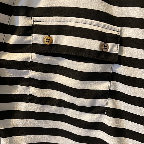 Short sleeve black and white woman’s top - Picture 3 of 4